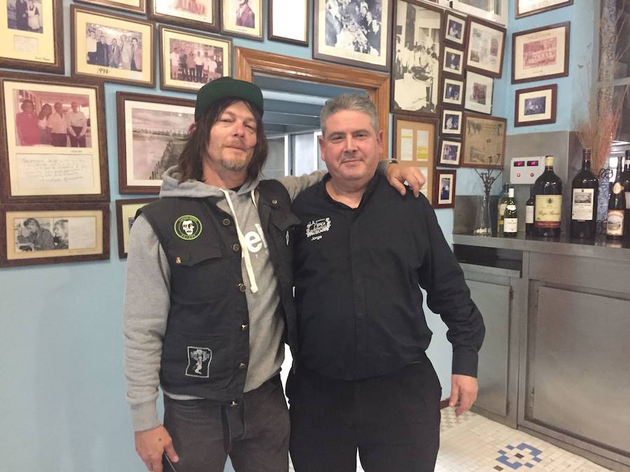 DARYL Y NEGAN DE &#039;THE WALKING DEAD&#039; COMEN PAELLA EN LA PEPICA