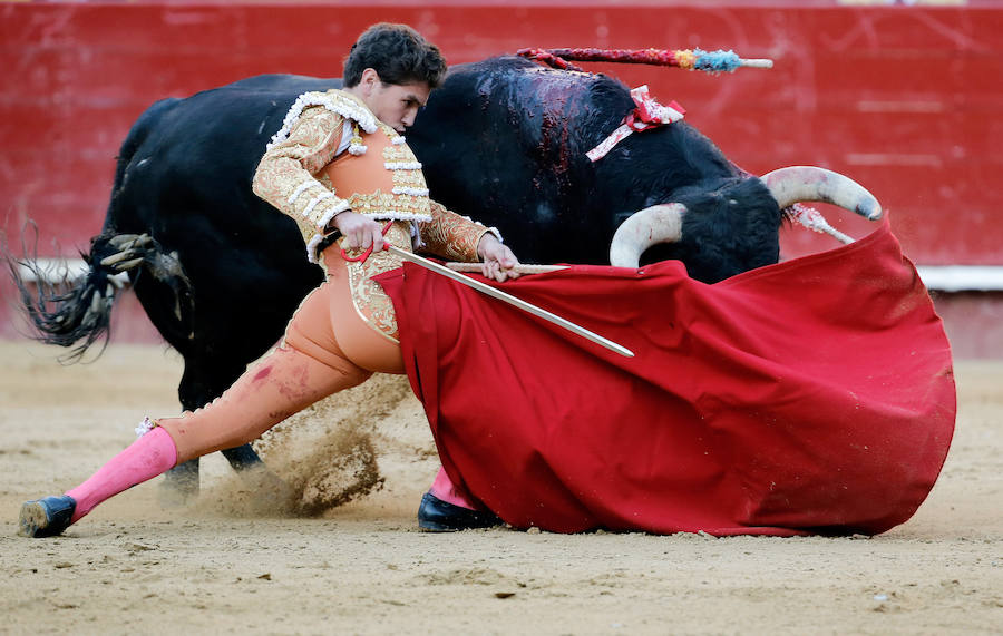 Fotos de la corrida de toros de hoy sábado de la Feria de las Fallas de 2017