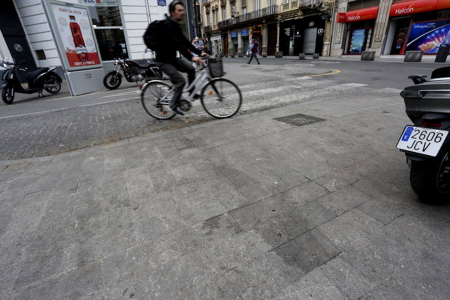 El centro de Valencia continúa con calles sucias tres días después de acabar las Fallas 2017