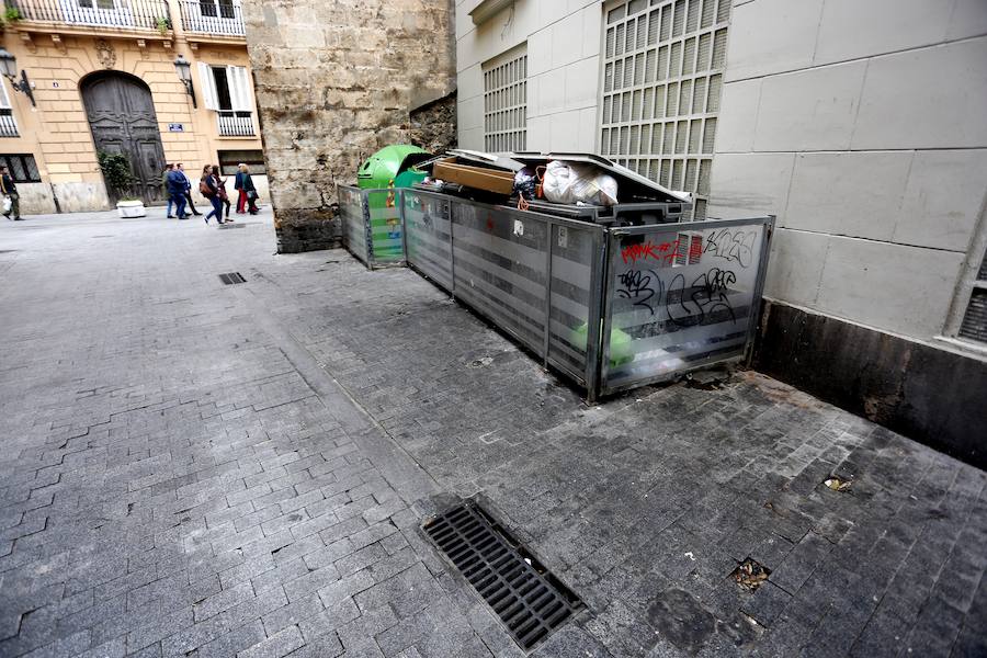 El centro de Valencia continúa con calles sucias tres días después de acabar las Fallas 2017