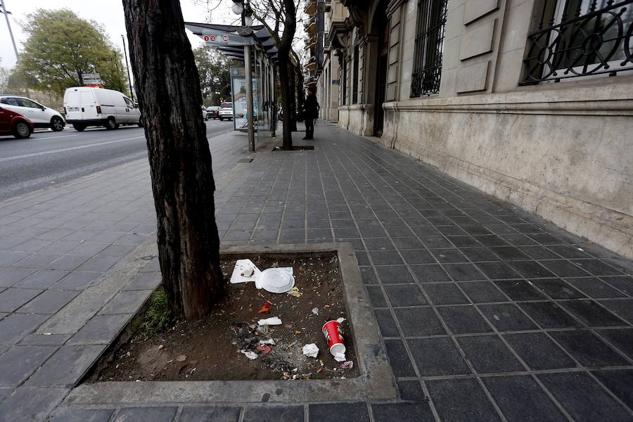 El centro de Valencia continúa con calles sucias tres días después de acabar las Fallas 2017