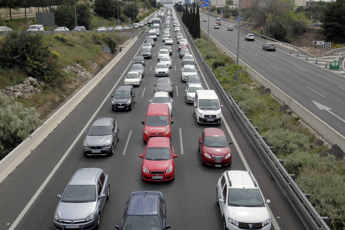 Fotos del atasco en la pista de Ademuz (CV-35) por la caída de una pasarela