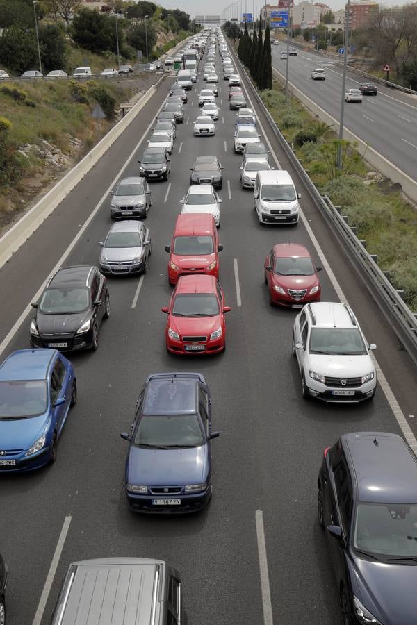 Fotos del atasco en la pista de Ademuz (CV-35) por la caída de una pasarela