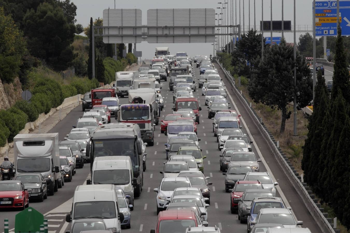 Fotos del atasco en la pista de Ademuz (CV-35) por la caída de una pasarela