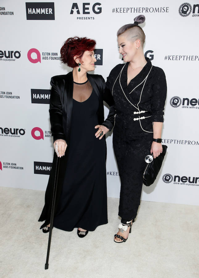 Sharon Osbourne (i) y su hija Kelly Osbourne.