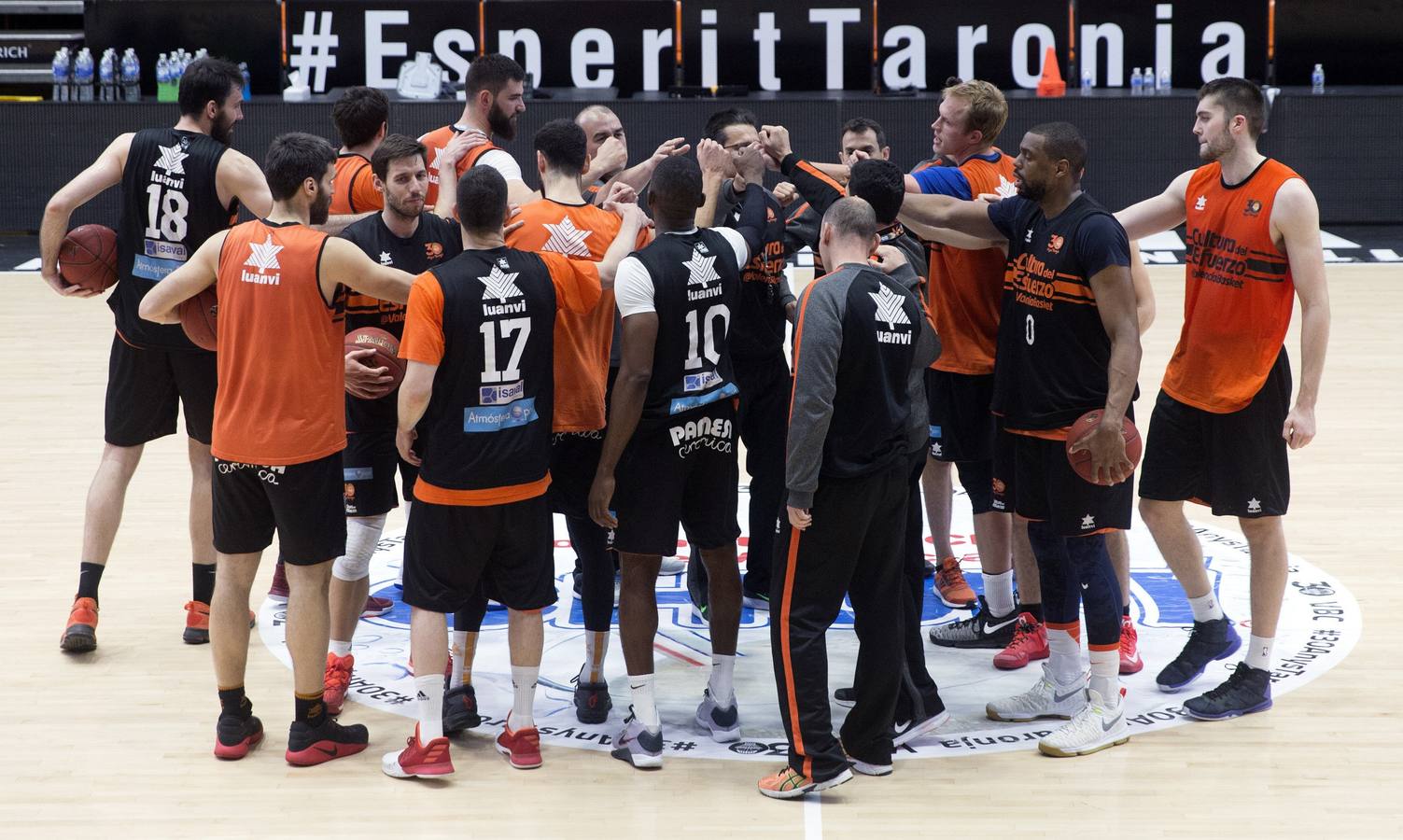 Fotos del entrenamiento previo al primer partido de la final de la Eurocup: Valencia Basket-Unicaja