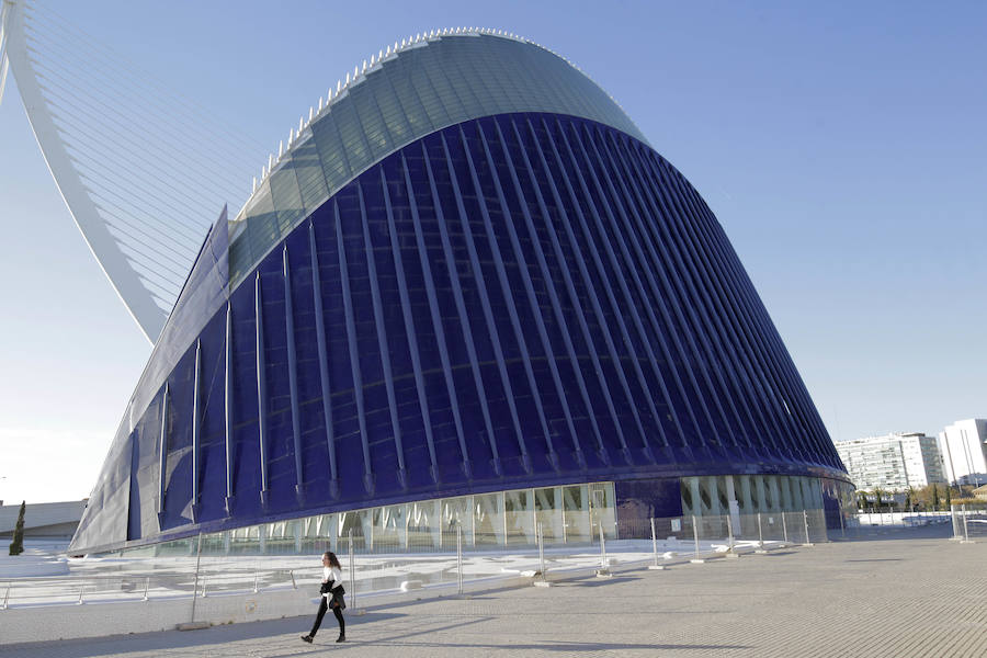 Fotos de las vallas en el Ágora para la sede del CaixaForum