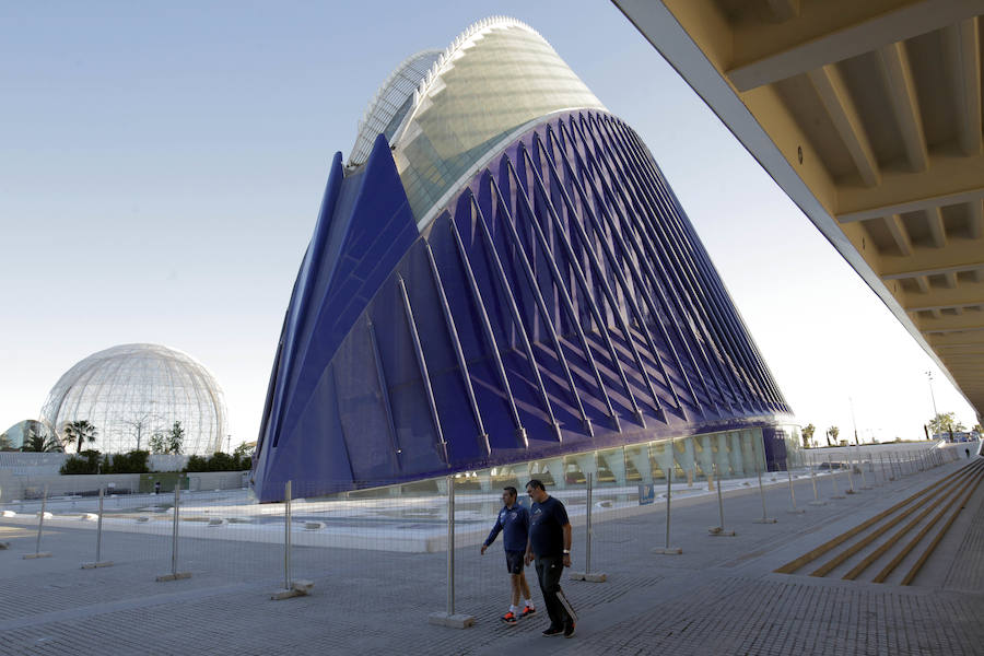 Fotos de las vallas en el Ágora para la sede del CaixaForum