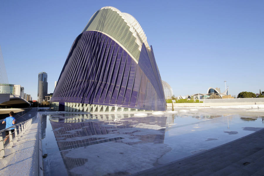 Fotos de las vallas en el Ágora para la sede del CaixaForum