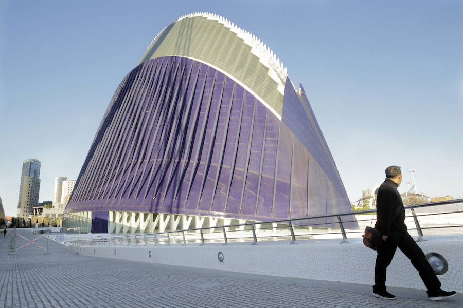 Fotos de las vallas en el Ágora para la sede del CaixaForum