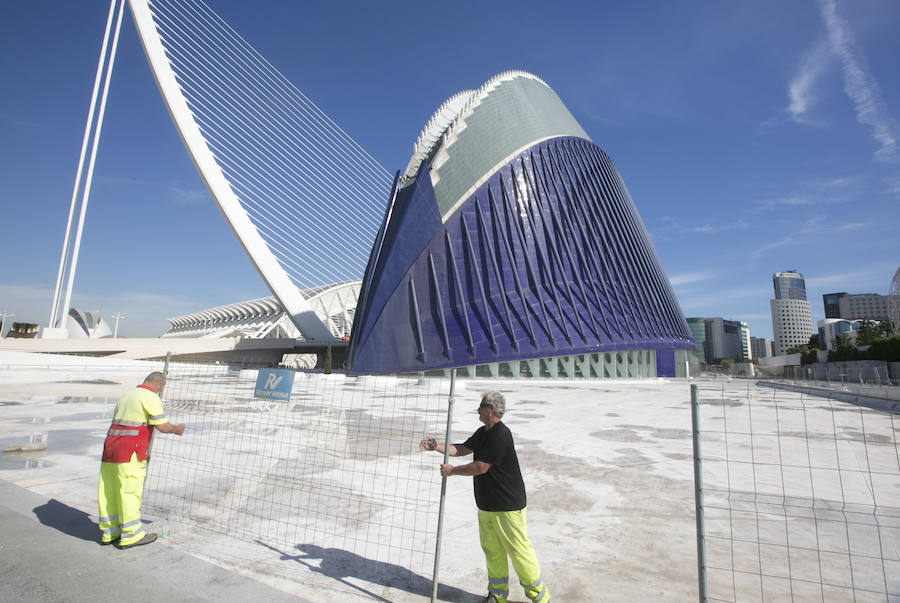 Fotos de las vallas en el Ágora para la sede del CaixaForum