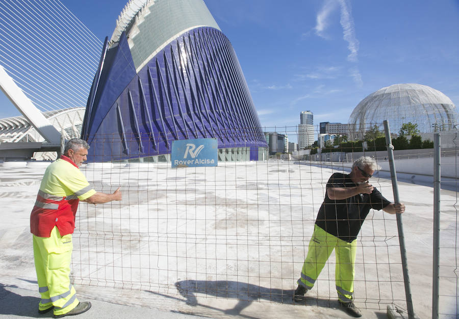 Fotos de las vallas en el Ágora para la sede del CaixaForum