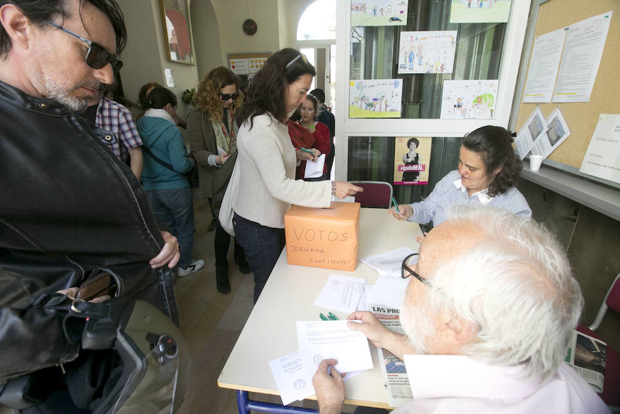 Fotos de los padres votando el modelo de la jornada escolar en el colegio Jaime Balmes