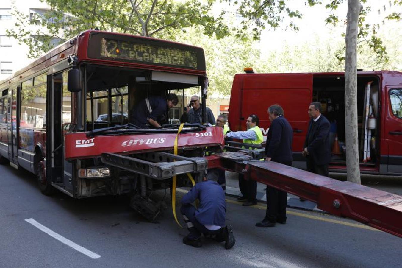 Un autobús choca contra un tranvía en Valencia