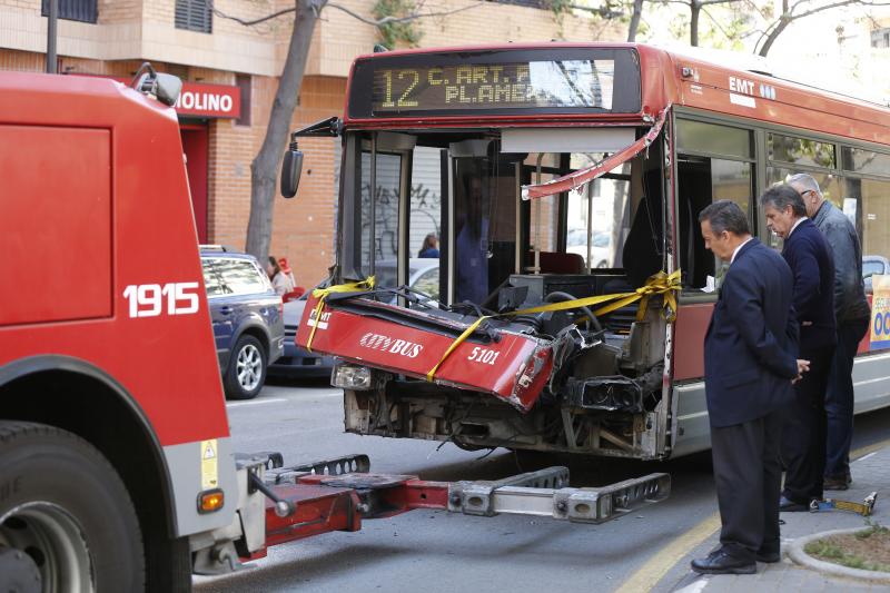 Un autobús choca contra un tranvía en Valencia