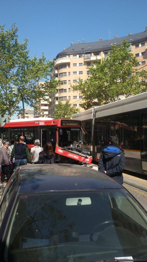 Un autobús choca contra un tranvía en Valencia