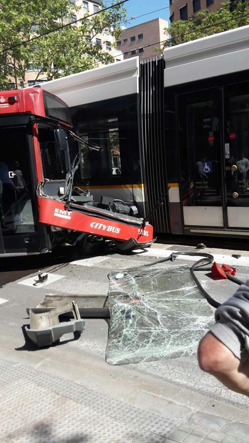 Un autobús choca contra un tranvía en Valencia