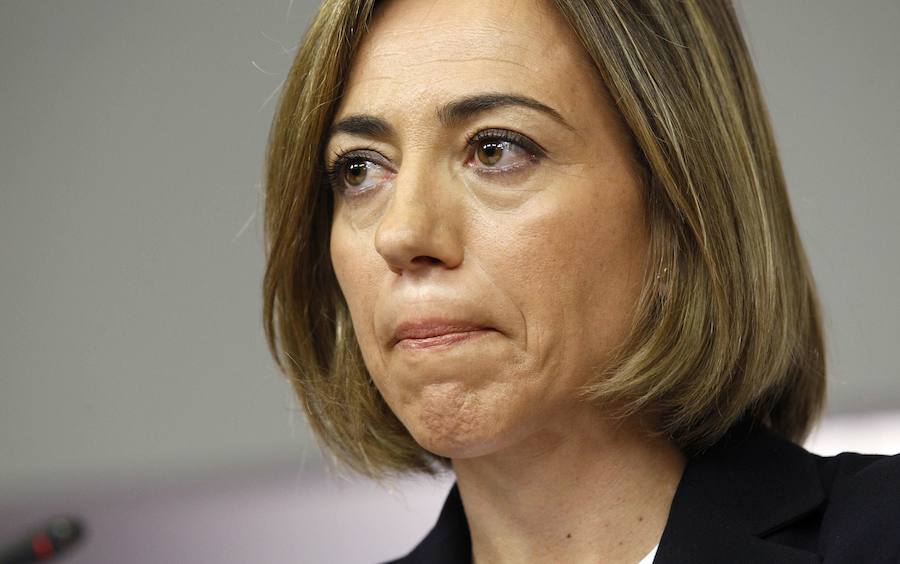 26/05/2011. La ministra española de Defensa, Carme Chacón, durante la rueda de prensa en la que anunció hoy su renuncia a aspirar a concurrir a unas elecciones internas en el Partido Socialista Obrero Español (PSOE) para suceder a José Luis Rodríguez Zapatero como candidato socialista en los próximos comicios generales. "Considero que debo dar un paso atrás para que el PSOE de un paso adelante", señaló la ministra, que dijo que había tomado la decisión de presentarse a las elecciones primarias en febrero después de que así se lo propusieran "numerosos afiliados".