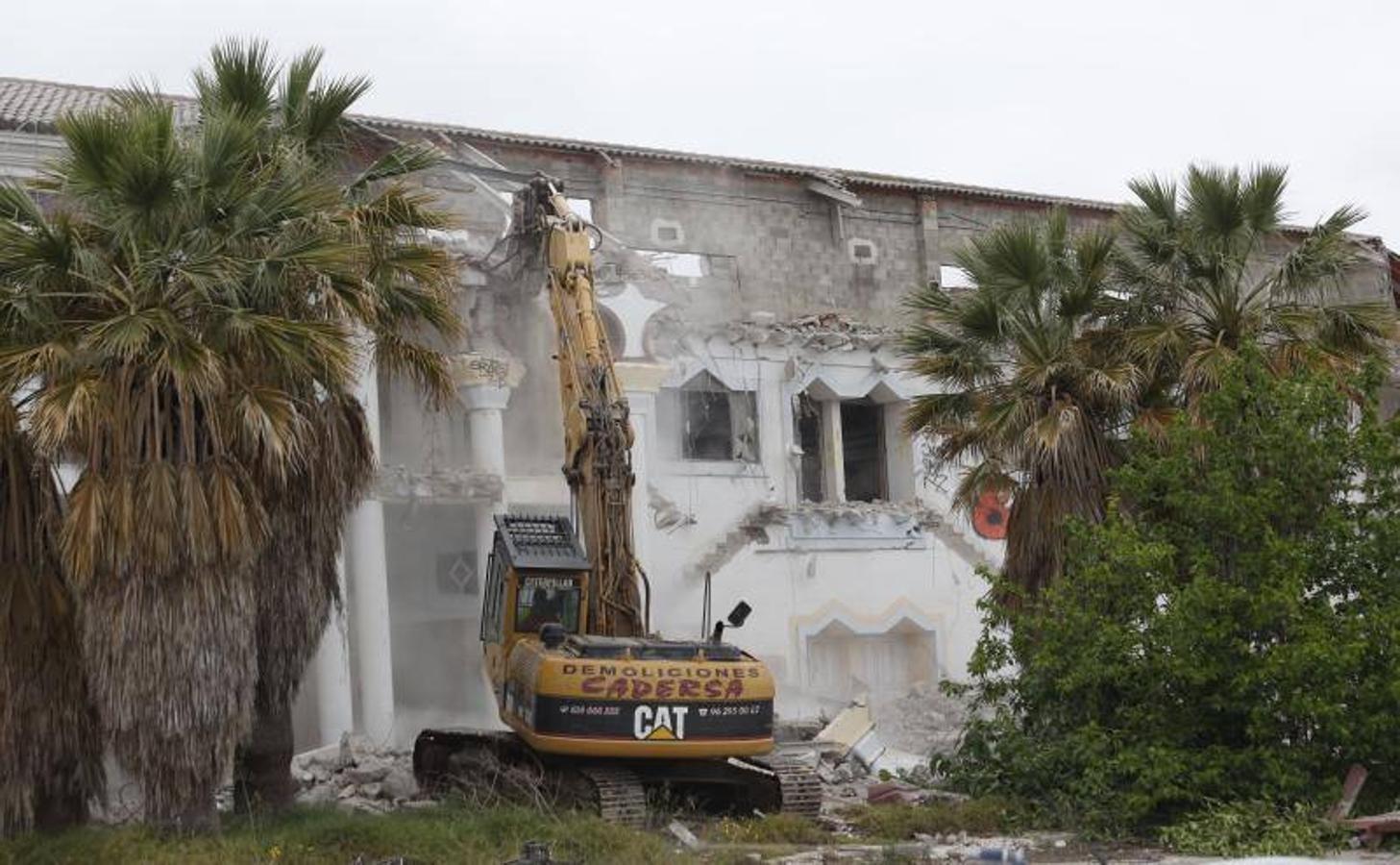 Fotos de la demolición de la antigua discoteca Arabesco en San Antonio de Benagéber