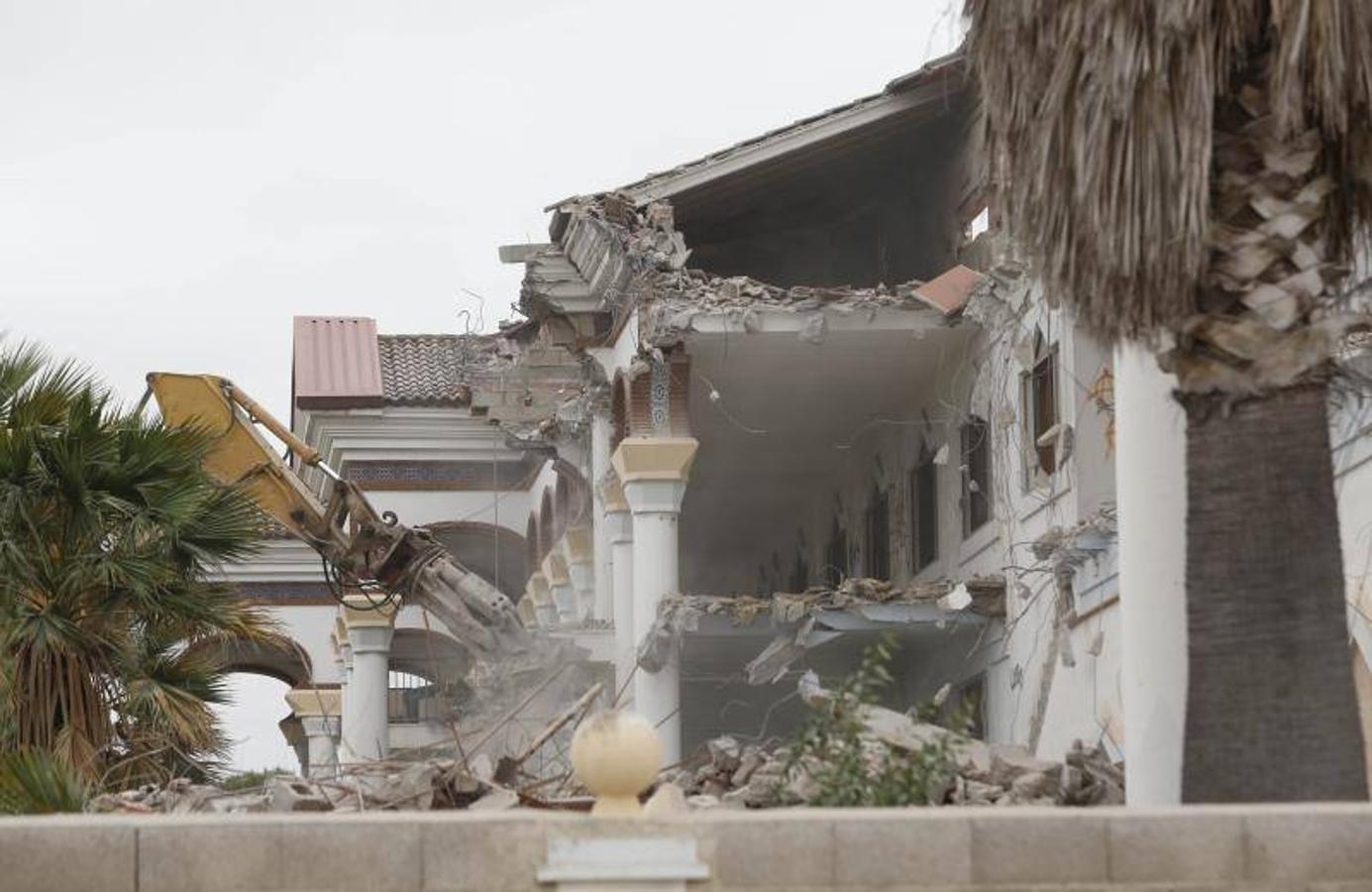 Fotos de la demolición de la antigua discoteca Arabesco en San Antonio de Benagéber