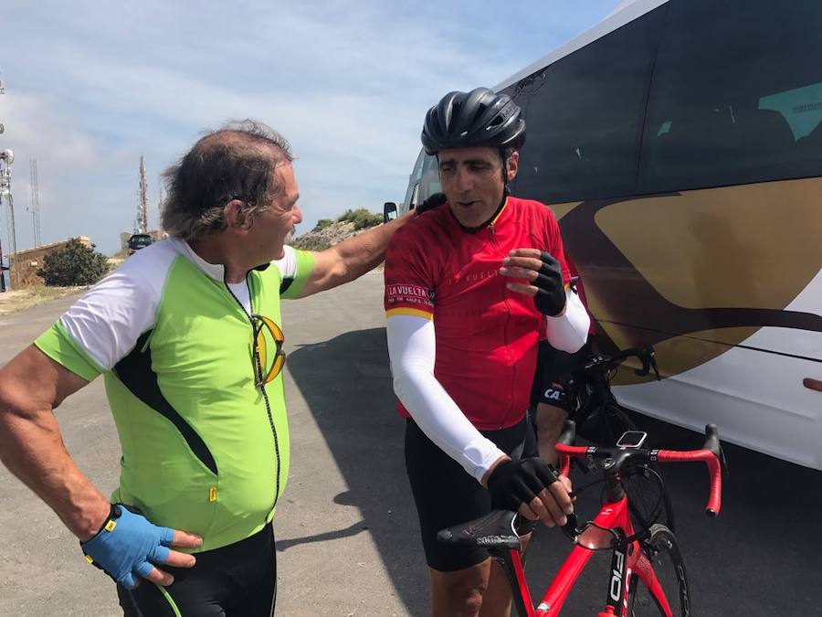 Indurain, Perico Delgado y Óscar Pereiro rinden homenaje a los ciclistas de Xàbia que murieron en Oliva