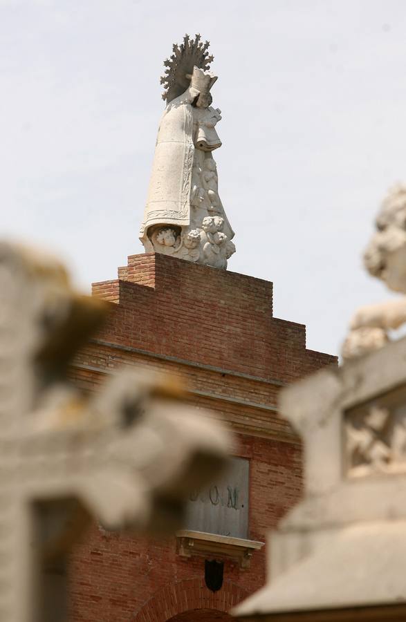 Virgen de los Desamparados en el Cementerio de Valencia