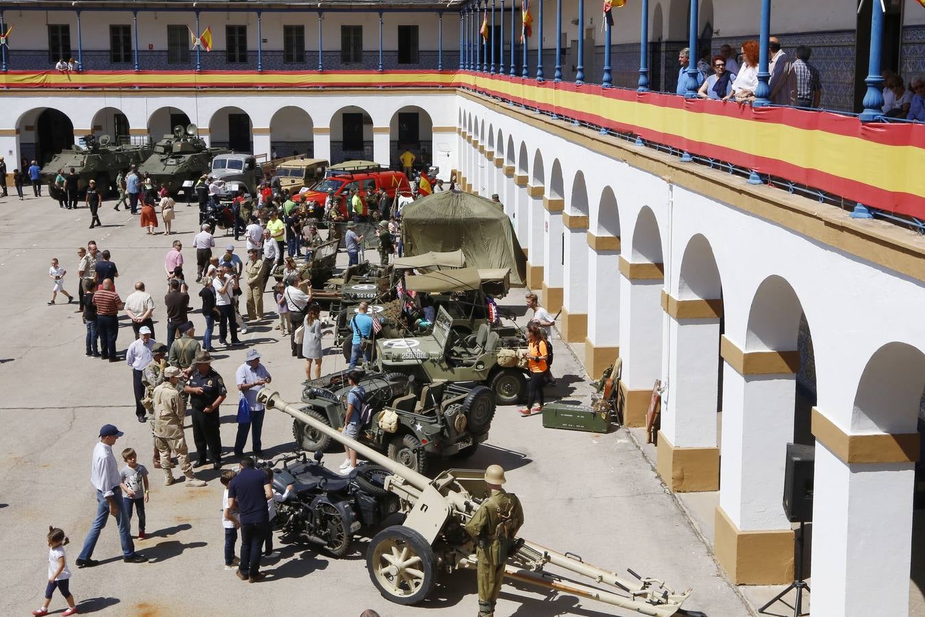 Fotos de la jornada de puertas abiertas del Museo Militar de Valencia