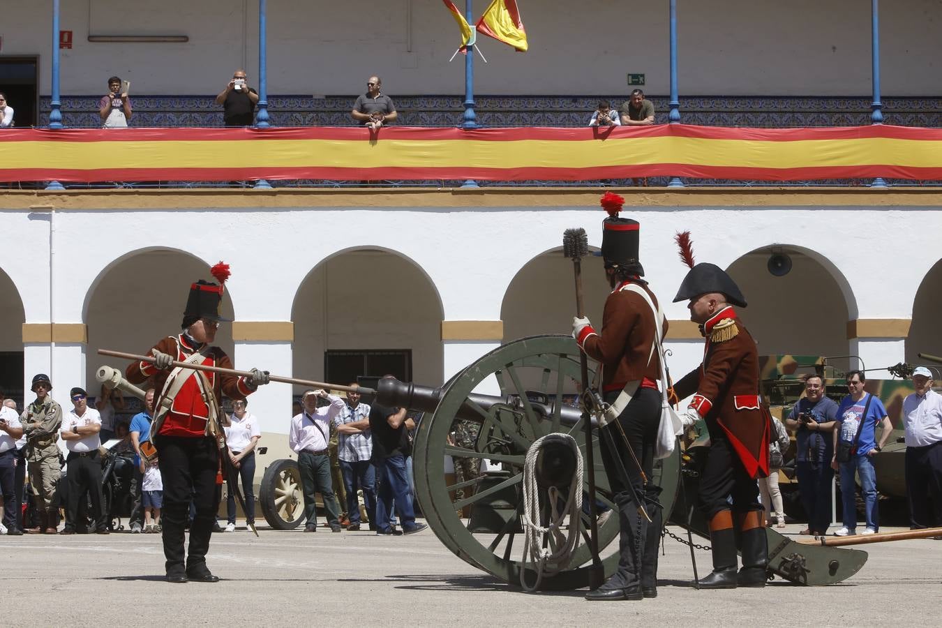 Fotos de la jornada de puertas abiertas del Museo Militar de Valencia