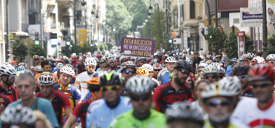 Fotos de la marcha ciclista en Valencia para pedir más protección y evitar atropellos