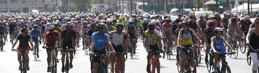 Fotos de la marcha ciclista en Valencia para pedir más protección y evitar atropellos