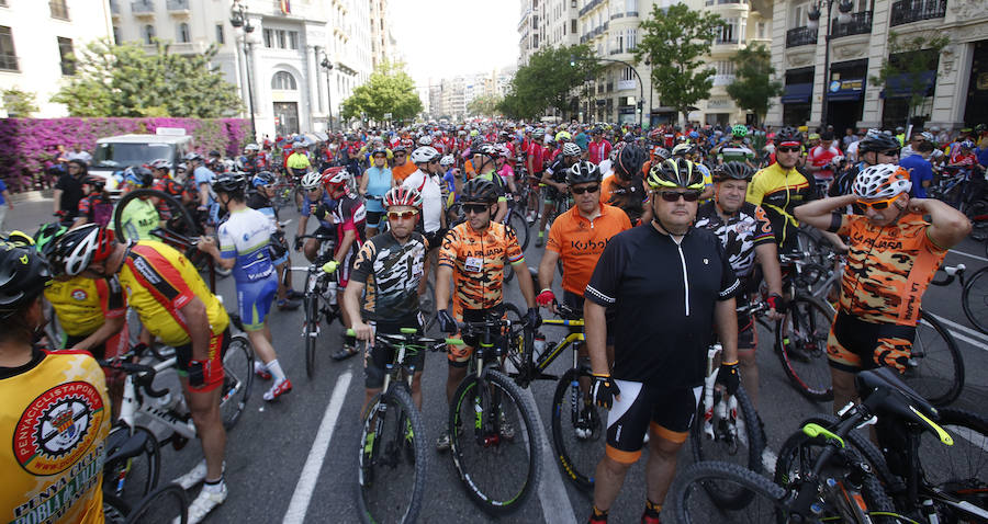 Fotos de la marcha ciclista en Valencia para pedir más protección y evitar atropellos