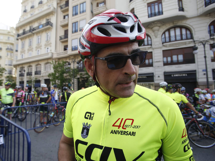 Fotos de la marcha ciclista en Valencia para pedir más protección y evitar atropellos