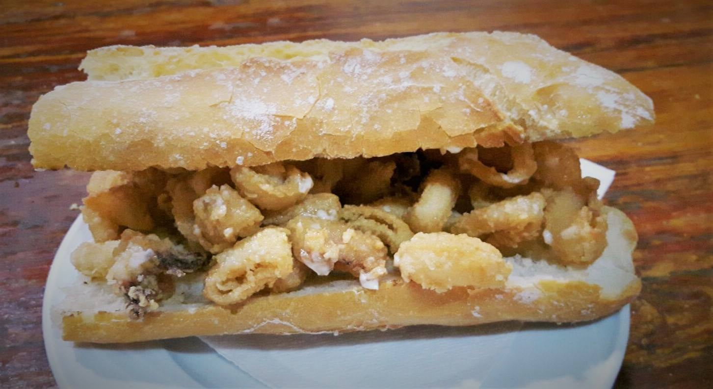 Bocadillo de calamares, el típico de La Piulà.