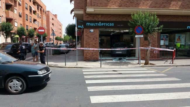 Fotos del choque en una óptica de Catarroja