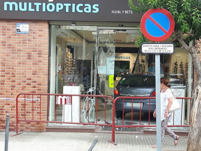 Fotos del choque en una óptica de Catarroja