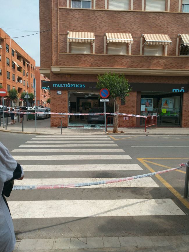 Fotos del choque en una óptica de Catarroja