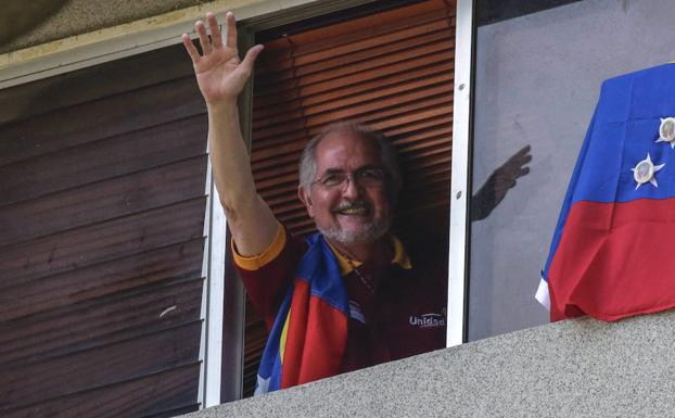 Antonio Ledezma saluda desde su domicilio.