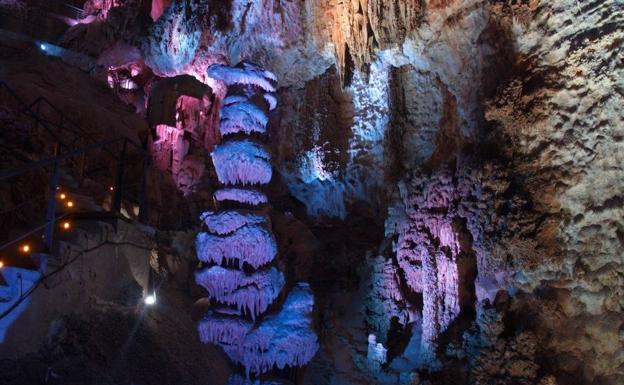 Interior de las Cuevas del Canelobre. 