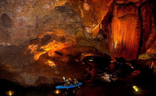 Espeleokayak en les Coves de Sant Josep. 