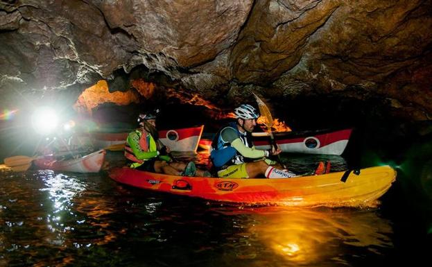 Espeleokayak en les Coves de Sant Josep.