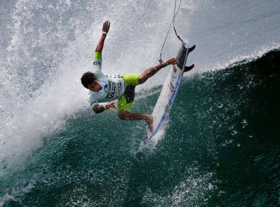 300 surferos de fama mundial se baten en la mayor competición de surf a nivel internacional en las playas de la ciudad estadounidense de Huntington