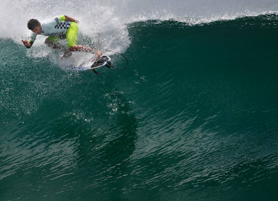300 surferos de fama mundial se baten en la mayor competición de surf a nivel internacional en las playas de la ciudad estadounidense de Huntington