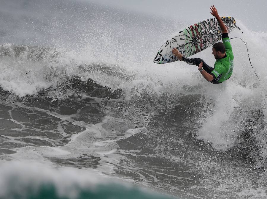 300 surferos de fama mundial se baten en la mayor competición de surf a nivel internacional en las playas de la ciudad estadounidense de Huntington