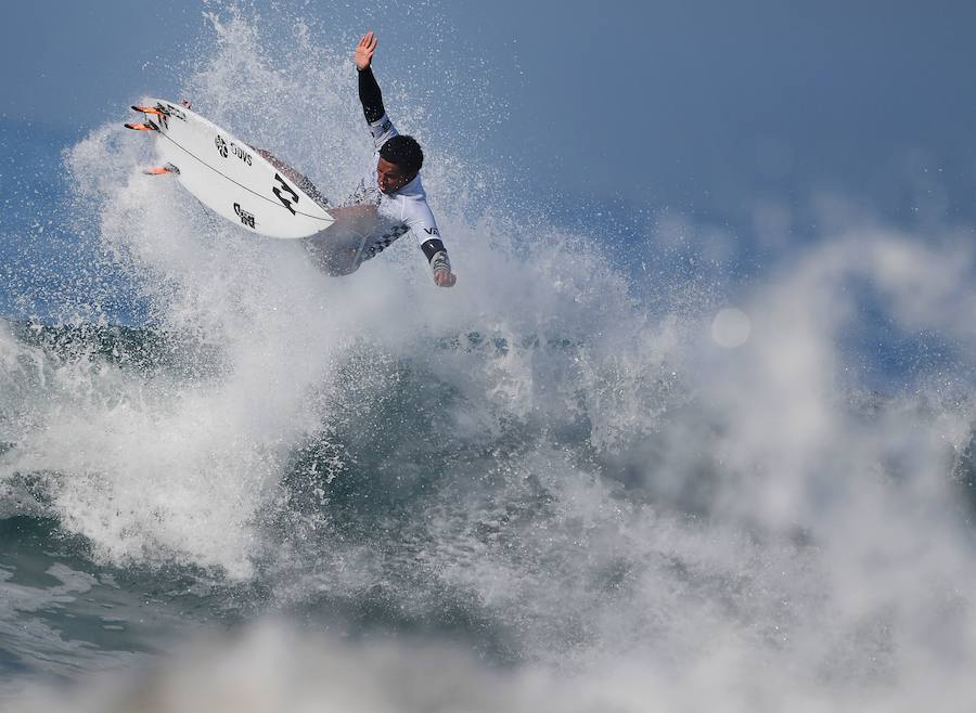 300 surferos de fama mundial se baten en la mayor competición de surf a nivel internacional en las playas de la ciudad estadounidense de Huntington