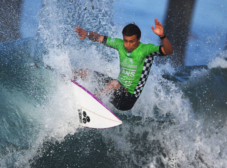 300 surferos de fama mundial se baten en la mayor competición de surf a nivel internacional en las playas de la ciudad estadounidense de Huntington