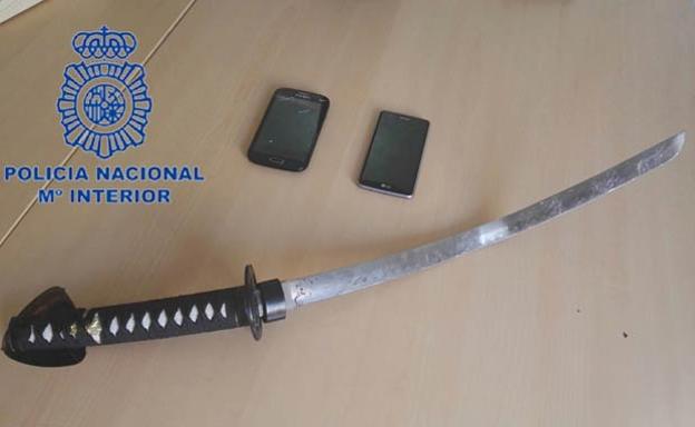 La espada oriental incautada por la Policía.