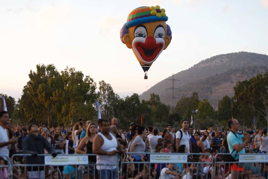 Miles de israelíes se reunen para ver la colorida exhibición de globos gigantes en el Festival del Globo de Aire Caliente de Gilboa cerca del Kibbutz Ein Harod, en el valle de Jezreel. 