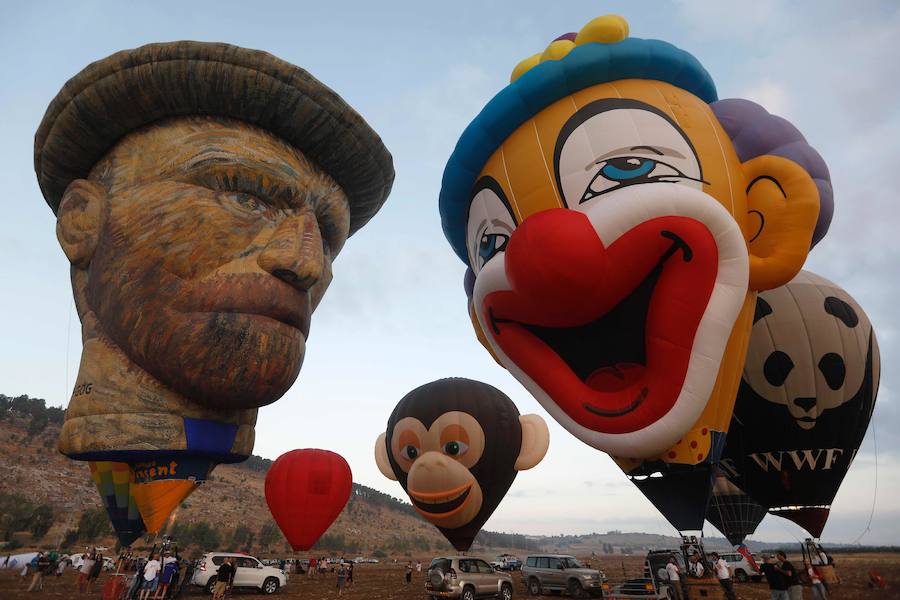 Miles de israelíes se reunen para ver la colorida exhibición de globos gigantes en el Festival del Globo de Aire Caliente de Gilboa cerca del Kibbutz Ein Harod, en el valle de Jezreel. 