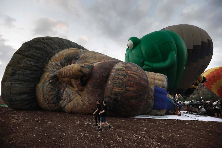 Miles de israelíes se reunen para ver la colorida exhibición de globos gigantes en el Festival del Globo de Aire Caliente de Gilboa cerca del Kibbutz Ein Harod, en el valle de Jezreel. 