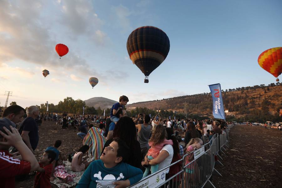 Miles de israelíes se reunen para ver la colorida exhibición de globos gigantes en el Festival del Globo de Aire Caliente de Gilboa cerca del Kibbutz Ein Harod, en el valle de Jezreel. 